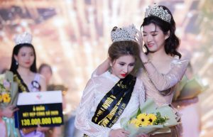 Đỗ Thị Hà, Tiểu Vy, Lương Thùy Linh cùng dàn Á hậu đọ sắc trong vai trò nghệ sĩ trao giải Ngôi Sao Xanh 2020