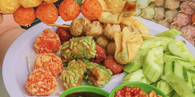 Thưởng thức món ăn vặt giá bình dân ở TP.HCM