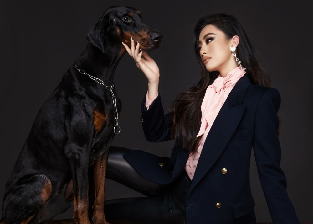 Lương Thuỳ Linh diện cây đồ hiệu, thả dáng bên “cún cưng”