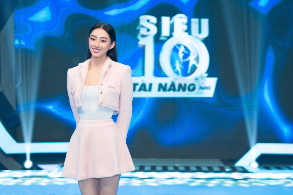 Trấn Thành bất lực với màn mặc váy ngắn đá bóng của Lương Thùy Linh và bà xã Hari