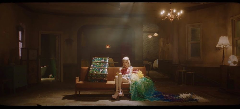 Sức hút lớn từ NTK Việt Nam, hàng loạt sao đình đám Hollywood chuộng nhà mốt Công Trí nửa đầu năm 2021