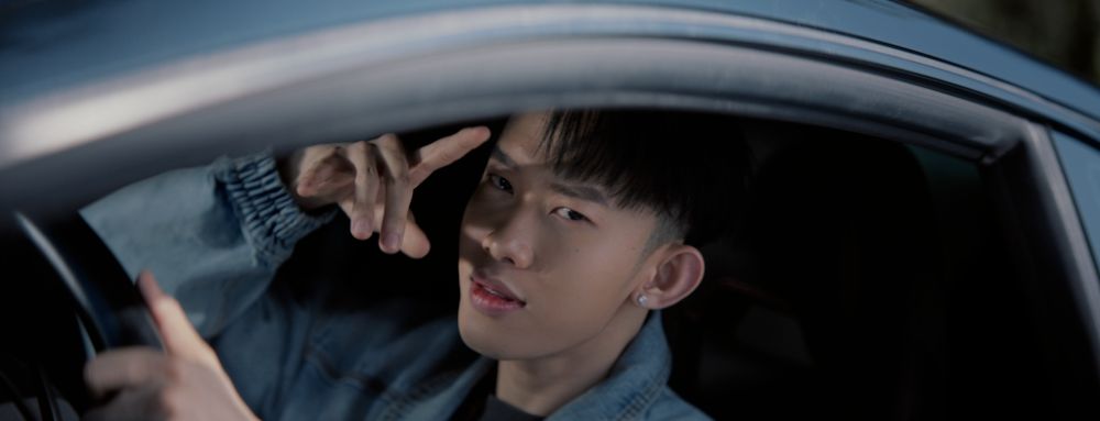 Kay Trần khiến fan “đổ đứ đừ” với màn vũ đạo cực bắt mắt trong MV mới “Nắm đôi bàn tay”