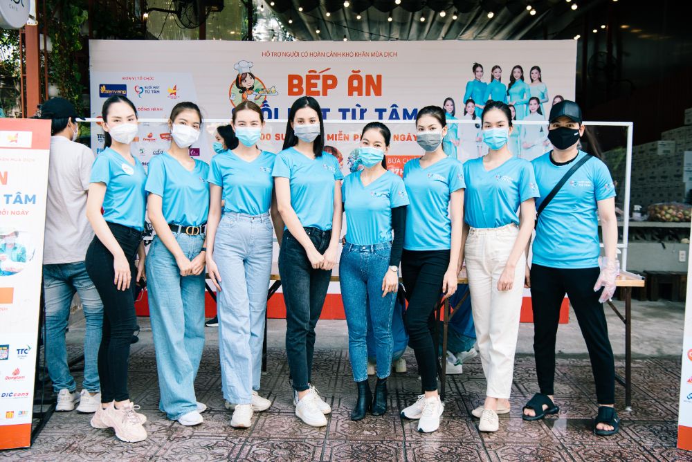 Hoa hậu Tiểu Vy, Á hậu Kiều Loan, Phương Anh, Ngọc Thảo cùng Bà trùm Hoa hậu nấu 15.000 suất ăn cho bà con nghèo chống dịch