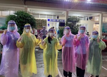 Dàn người đẹp đi tiếp tế lương thực: Ấm áp tình người trong đêm mưa