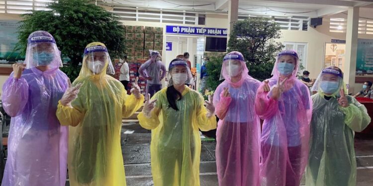 Dàn người đẹp đi tiếp tế lương thực: Ấm áp tình người trong đêm mưa