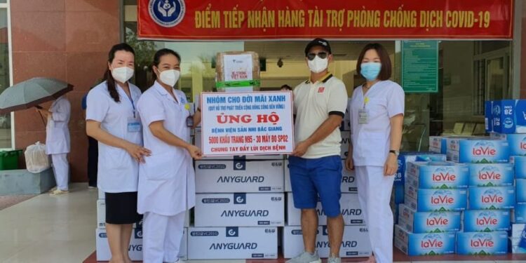 “Tiếp sức tuyến đầu” và “Thực phẩm sẻ chia” cùng Be Strong Việt Nam