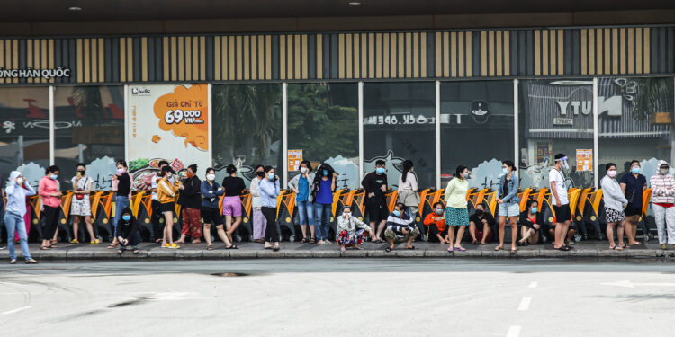 Người dân TP. Hồ Chí Minh trật tự xếp hàng đi siêu thị và chợ tích trữ thực phẩm