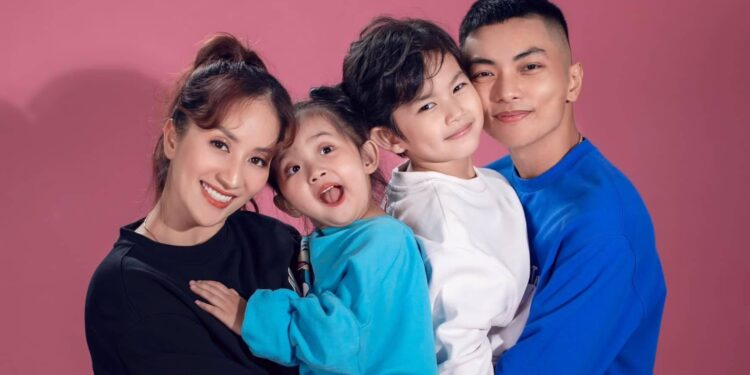 Khánh Thi livestream khóc nức nở giữa đêm, netizen đồng loạt “tấn công” Phan Hiển