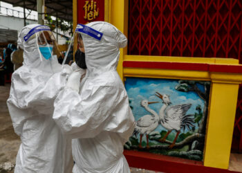 Sinh viên Đại học Kỹ thuật Y tế Hải Dương hỗ trợ lấy mẫu xét nghiệm tại TP Thủ Đức, tháng 7/2021. Ảnh: Hữu Khoa