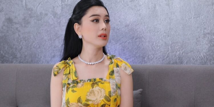 Lâm Khánh Chi lên tiếng cực gắt vì thói quen chơi game của ông xã kém tuổi