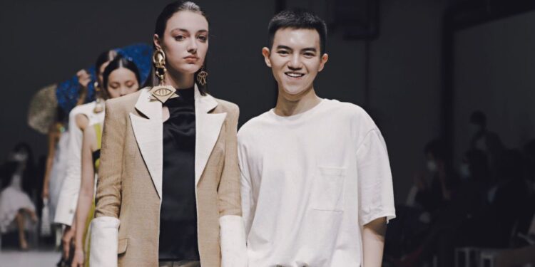 BST Quintessence của NTK trẻ Phan Đăng Hoàng được giới thời trang Ý khen ngợi