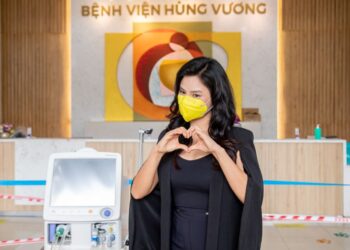 “Từ Trái Tim Đến Trái Tim- Từ Thời Trang Thành Hơi Thở” trao tặng máy thở cao tần cho BV Hùng Vương 