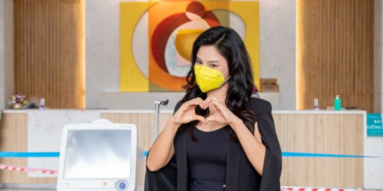 “Từ Trái Tim Đến Trái Tim- Từ Thời Trang Thành Hơi Thở” trao tặng máy thở cao tần cho BV Hùng Vương