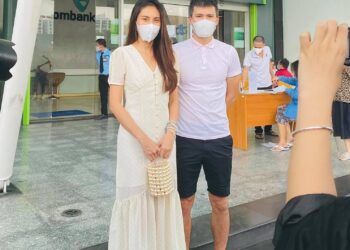 Tràn lan hình ảnh Công Vinh Thuỷ Tiên đến ngân hàng công khai 18.000 trang sao kê từ thiện