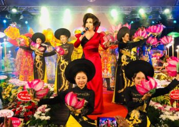 “Bà bầu” Đoàn lô tô Sài Gòn Tân Thời chia sẻ cảm xúc dịp giỗ tổ sân khấu