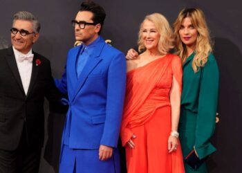 Lễ trao giải Emmy 2021 nhà Mốt CONG TRI cực HOT  với 3 thiết kế dự sự kiện tại thảm đỏ này