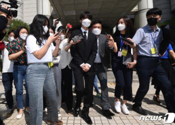 Cựu trưởng nhóm B.I (iKON) nhận án 4 năm tù treo và mức phạt 1,5 triệu won