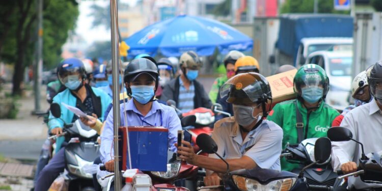 Từ ngày 4/10 TP Hồ Chí Minh chính thức cho phép người lao động sử dụng phương tiện cá nhân đi 4 tỉnh liền kề