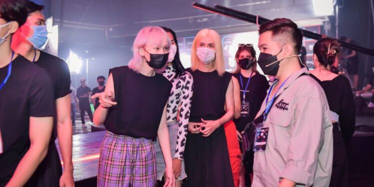 Minh Tú, Hoàng Thùy và dàn người mẫu tất bật luyện tập cho đêm Gala Night TikTok FashUP 2021