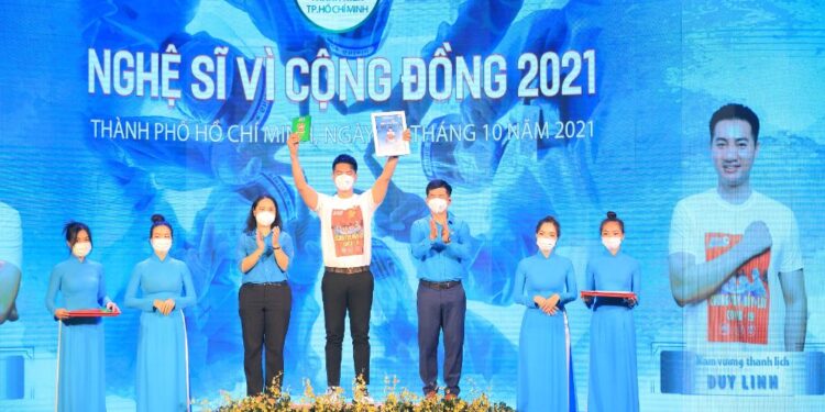 Nam vương Duy Linh vinh dự được trao tặng Bằng khen Nghệ Sỹ Vì Cộng Đồng