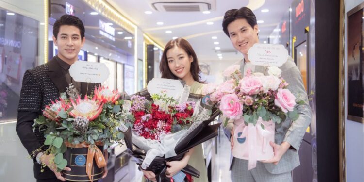 Đỗ Mỹ Linh đón sinh nhật đặc biệt ở tuổi 25 với siêu xe chở đầy hoa