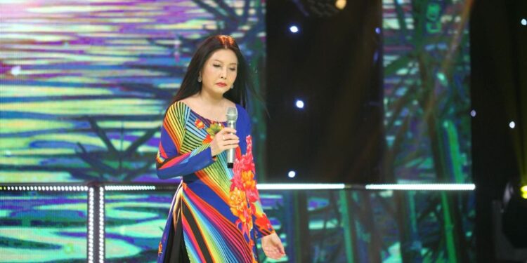 Sau 33 năm mưu sinh ở Pháp, danh ca Họa Mi chạnh lòng nhớ thời hoàng kim đi hát ở Việt Nam