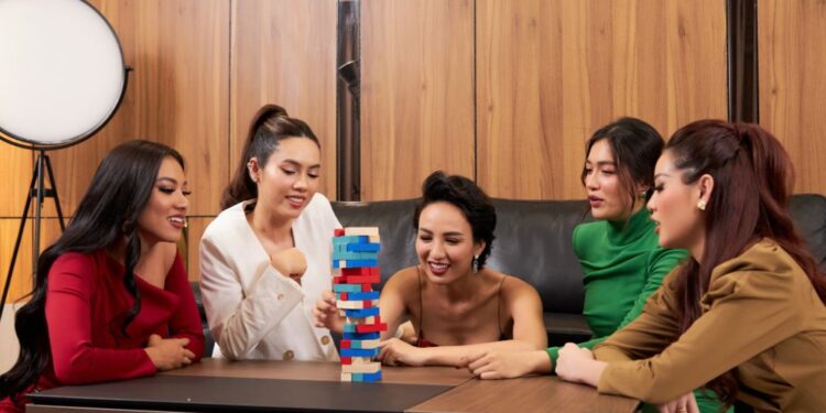 Ngọc Diễm, Hoàng My, Lệ Hằng, Khánh Vân truyền kinh nghiệm cho Kim Duyên cận ngày thi Miss Universe 2021