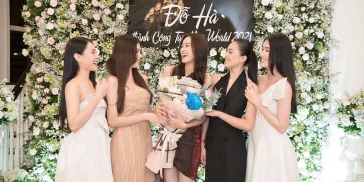 Top 3 Hoa Hậu Việt Nam 2020 hội tụ: Phương Anh và Ngọc Thảo cổ vũ Đỗ Hà lên đường dự thi quốc tế