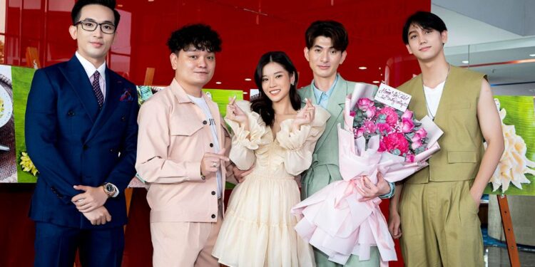 NTK Nguyễn Minh Công được xác lập Kỷ lục Việt Nam với BST từ Bánh dân gian