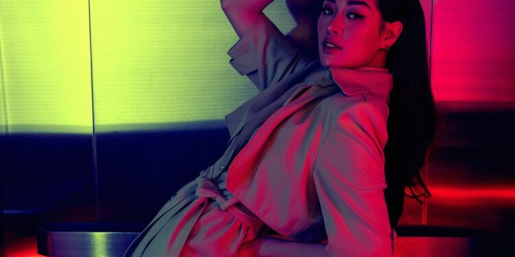 Hoa hậu Khánh Vân khoe nhan sắc mới lạ trong bộ ảnh cá tính