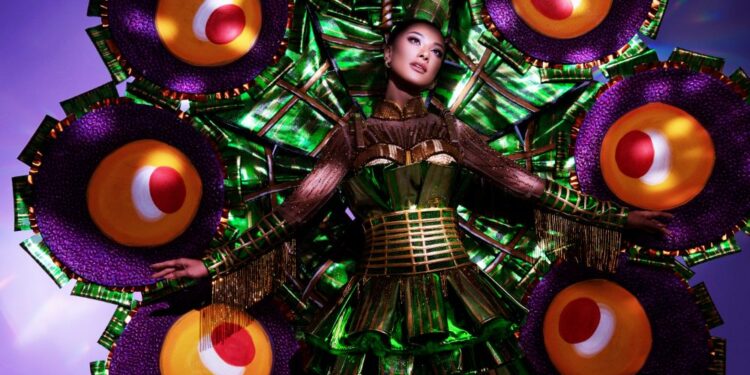 Độc đáo trang phục dân tộc “AI TÉT HÔNGGG?” của Kim Duyên tại Miss Universe 2021