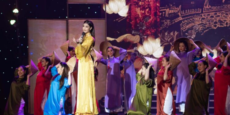 Á hậu Kiều Loan rũ bỏ hình tượng nóng bỏng, thướt tha trong tà áo dài hát Nàng thơ xứ Huế