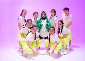 Đạo diễn Lê Việt toát mồ hôi dỗ cháu trai lai Tây khi quay MV mới