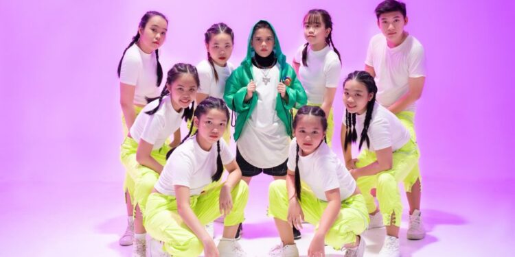 Đạo diễn Lê Việt toát mồ hôi dỗ cháu trai lai Tây khi quay MV mới