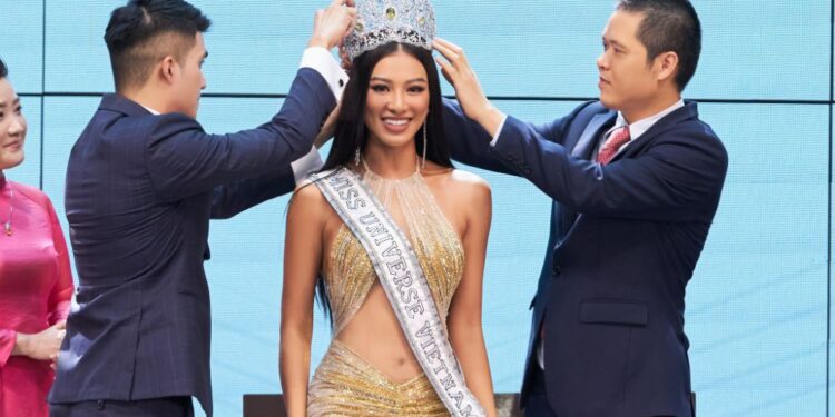 Kim Duyên giới thiệu trang phục dạ hội sẽ trình diễn trong đêm thi quan trọng của Miss Universe