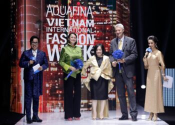 Y HẠ VÀ STEPHEN NGUYỄN “ẴM” LUÔN SUẤT DIỄN MỞ MÀN AQUAFINA VIETNAM INTERNATIONAL FASHION WEEK 2021