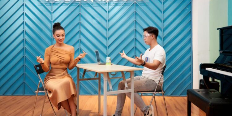 Kim Duyên “chặt đẹp” đối thủ với loạt trang phục quyến rũ hết nấc