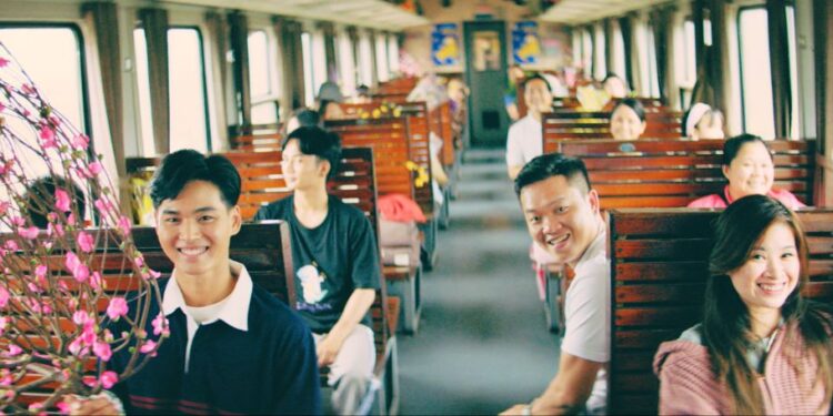 Về nhà – Chuyến đi dài nhất trong tim mỗi đứa con xa quê