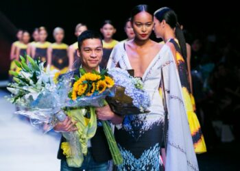 NTK  ADRIAN ANH TUẤN LẦN ĐẦU ĐẢM NHẬN VỊ TRÍ MỞ MÀN AQUAFINA VIETNAM INTERNATIONAL FASHION WEEK
