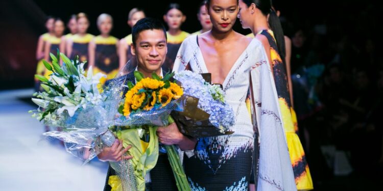 NTK  ADRIAN ANH TUẤN LẦN ĐẦU ĐẢM NHẬN VỊ TRÍ MỞ MÀN AQUAFINA VIETNAM INTERNATIONAL FASHION WEEK
