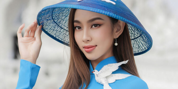 Hoa hậu Thùy Tiên tung bộ ảnh thướt tha trong trang phục truyền thống Việt Nam