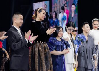 SIÊU MẪU HÀ ANH VÀ SIÊU MẪU PHƯƠNG MAI HÓA QUÝ CÔ “SANG CHẢNH” TRONG BST “SUN AND MOON”