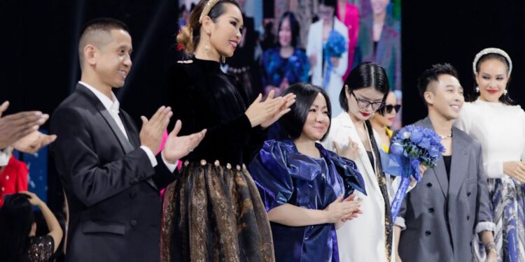 SIÊU MẪU HÀ ANH VÀ SIÊU MẪU PHƯƠNG MAI HÓA QUÝ CÔ “SANG CHẢNH” TRONG BST “SUN AND MOON”