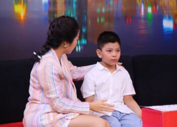 Ba qua đời, cậu bé 8 tuổi muốn thay ba bảo vệ mẹ