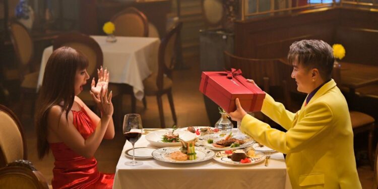 Đàm Vĩnh Hưng tặng luôn túi hiệu cho Nam Thư vì ‘kiều nữ làng hài’ không chịu nhận cát sê