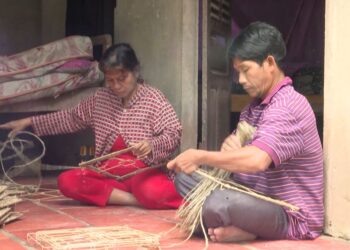 Xót xa người mẹ làm việc quần quật cả ngày kiếm tiền chạy chữa cho con trai mắc bệnh hiểm nghèo