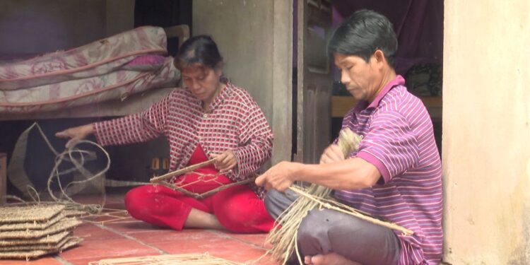 Xót xa người mẹ làm việc quần quật cả ngày kiếm tiền chạy chữa cho con trai mắc bệnh hiểm nghèo