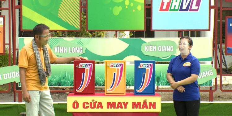 Chuyến xe nhân ái: Ngoài 70 tuổi, hai cụ ông ở Vĩnh Long vẫn phải phụ hồ, hái dừa thuê để nuôi cháu mồ côi