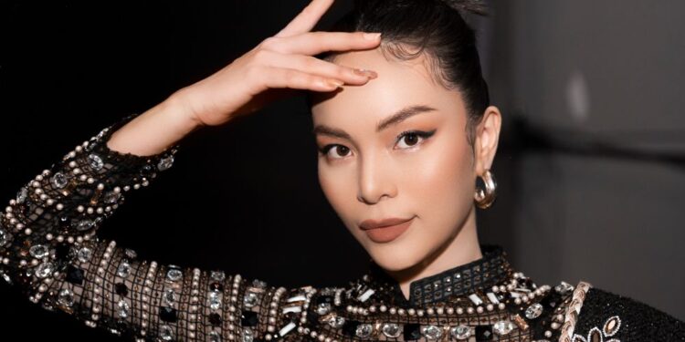 Hoa hậu Hoàng Hương Ly khoe nhăn sắc diễm lệ tại Tuần lễ thời trang Quốc tế Việt Nam 2021