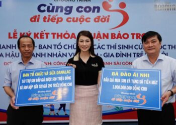 Hoa hậu Doanh Nhân Việt Nam 2021 làm từ thiện ngay sau đăng quang   